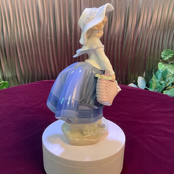 LLADRO Pretty Pickings Girl with Hat and Flower Basket #5222 - Picture 5 of 8